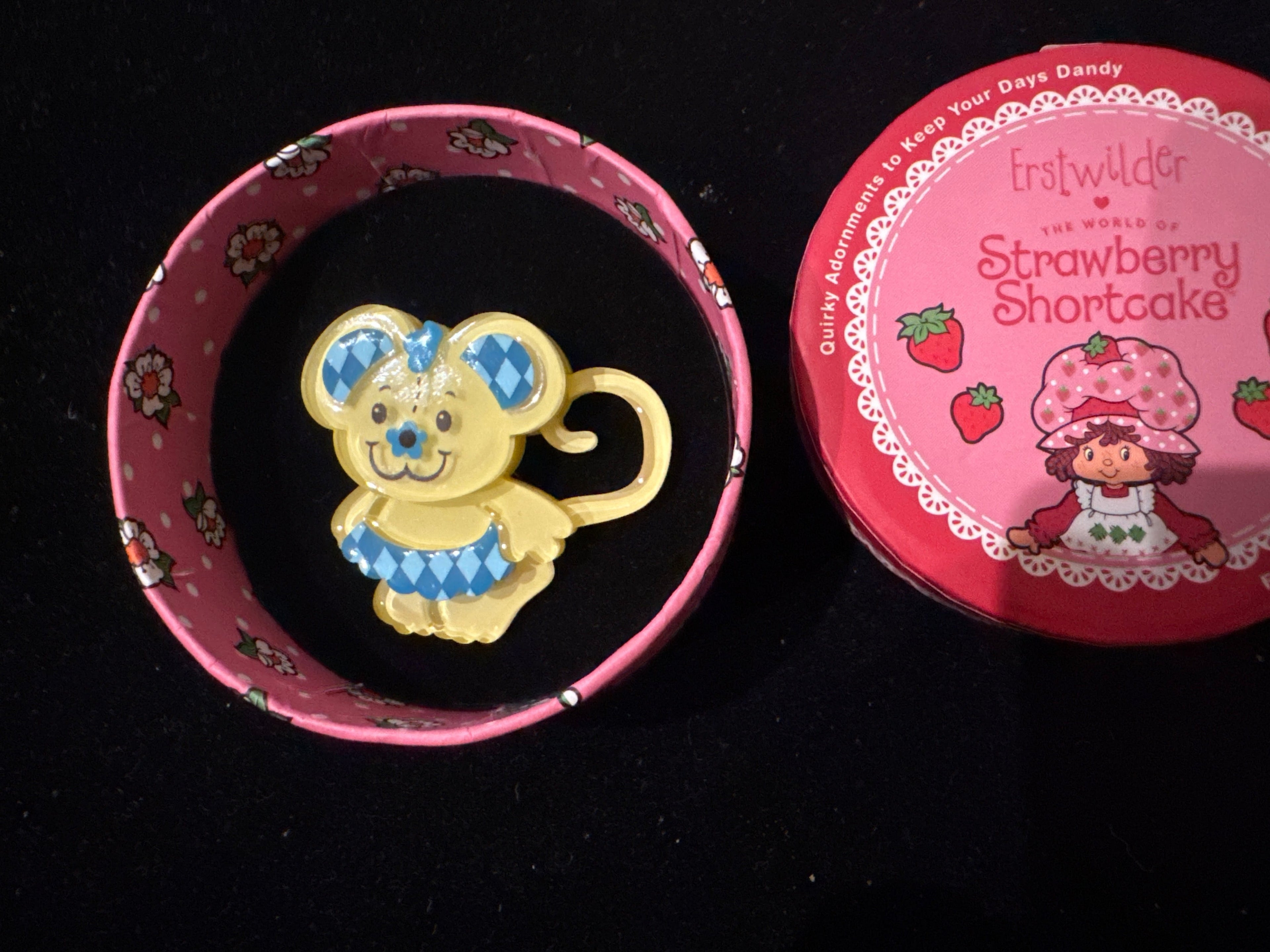 ERSTWILDER STRAWBERRY SHOTRCAKE - CHEESCAKE -RESIN BROOCH