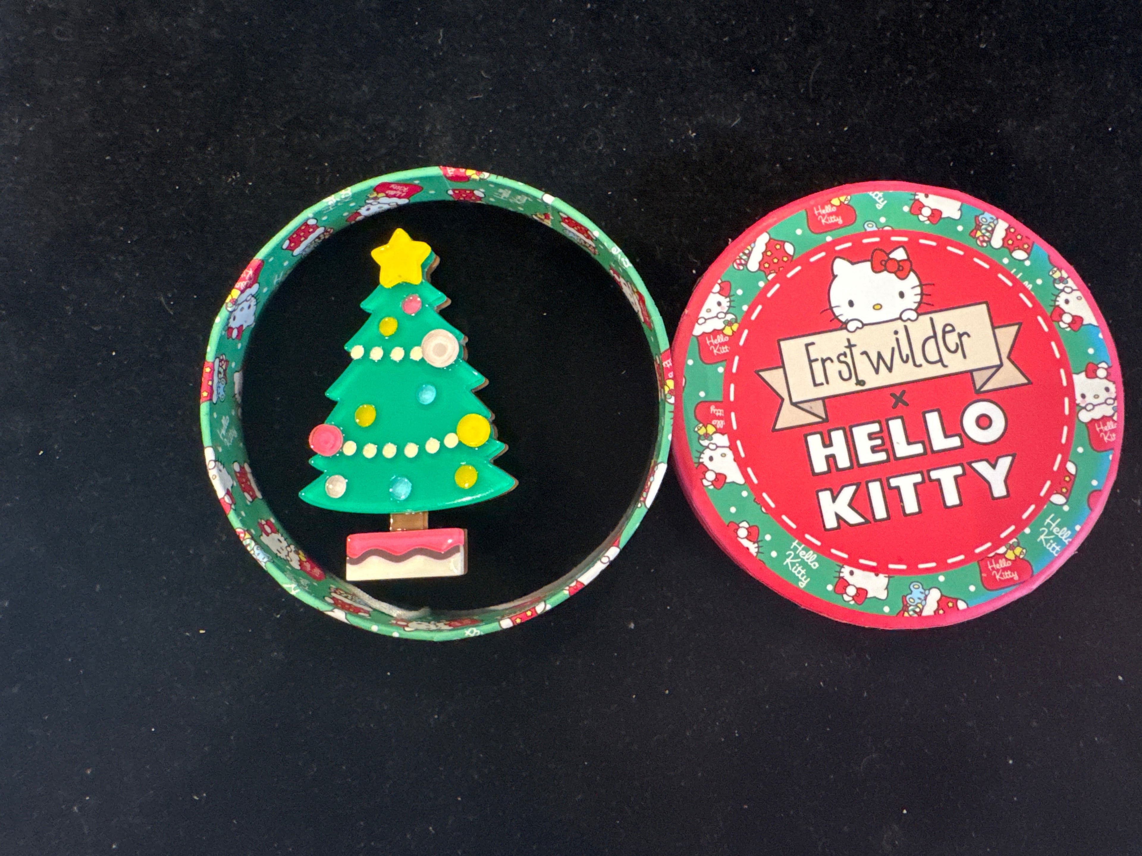 ERSTWILDER HELLO KITTY CHRISTMAS - UNDER THE TREE - RESIN BROOCH
