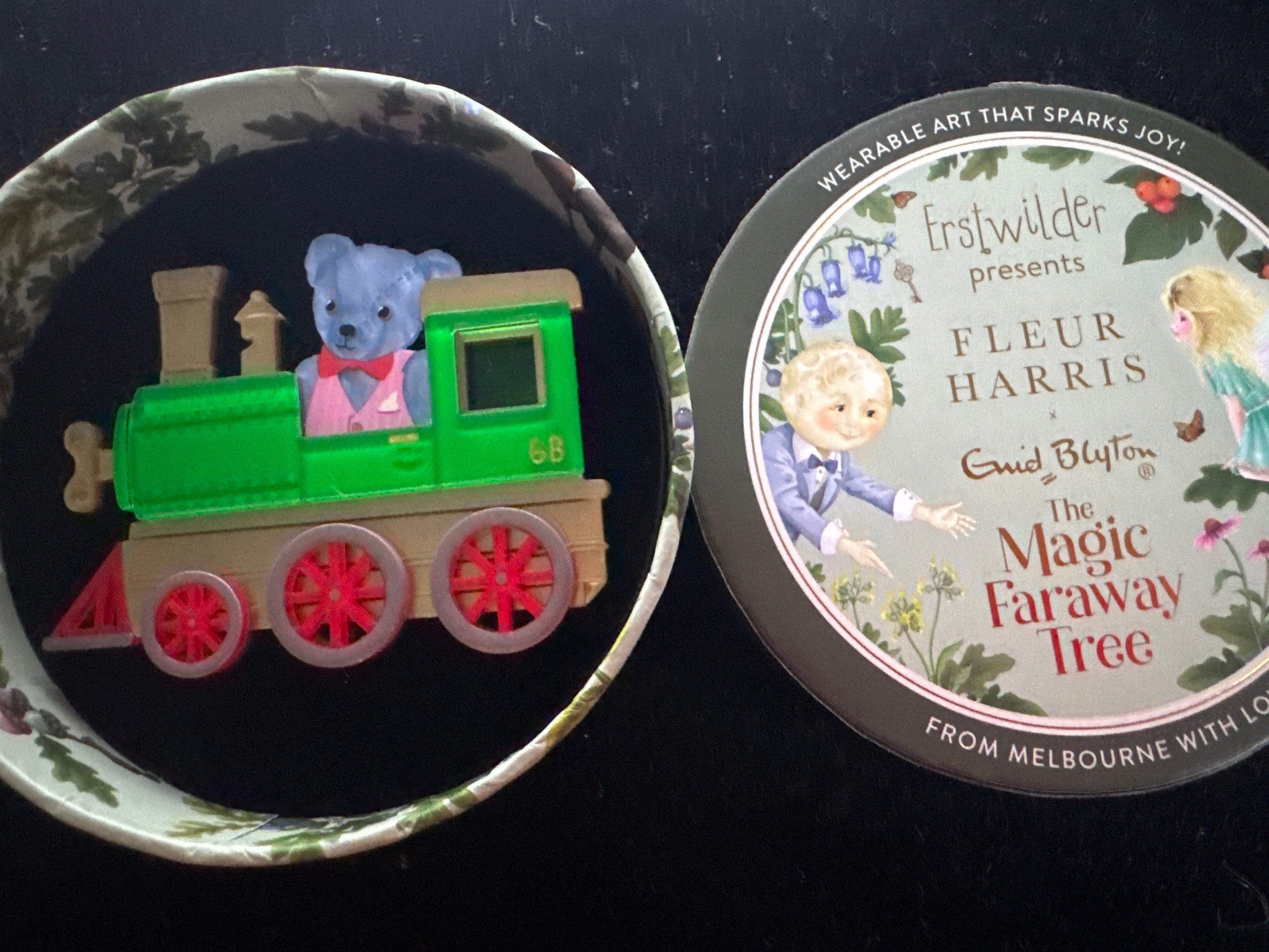 ERSTWILDER FLEUR HARRIS ENID BLYTON THE  MAGIC FARAWAY TREE -BEAR STATION - RESIN BROOCH