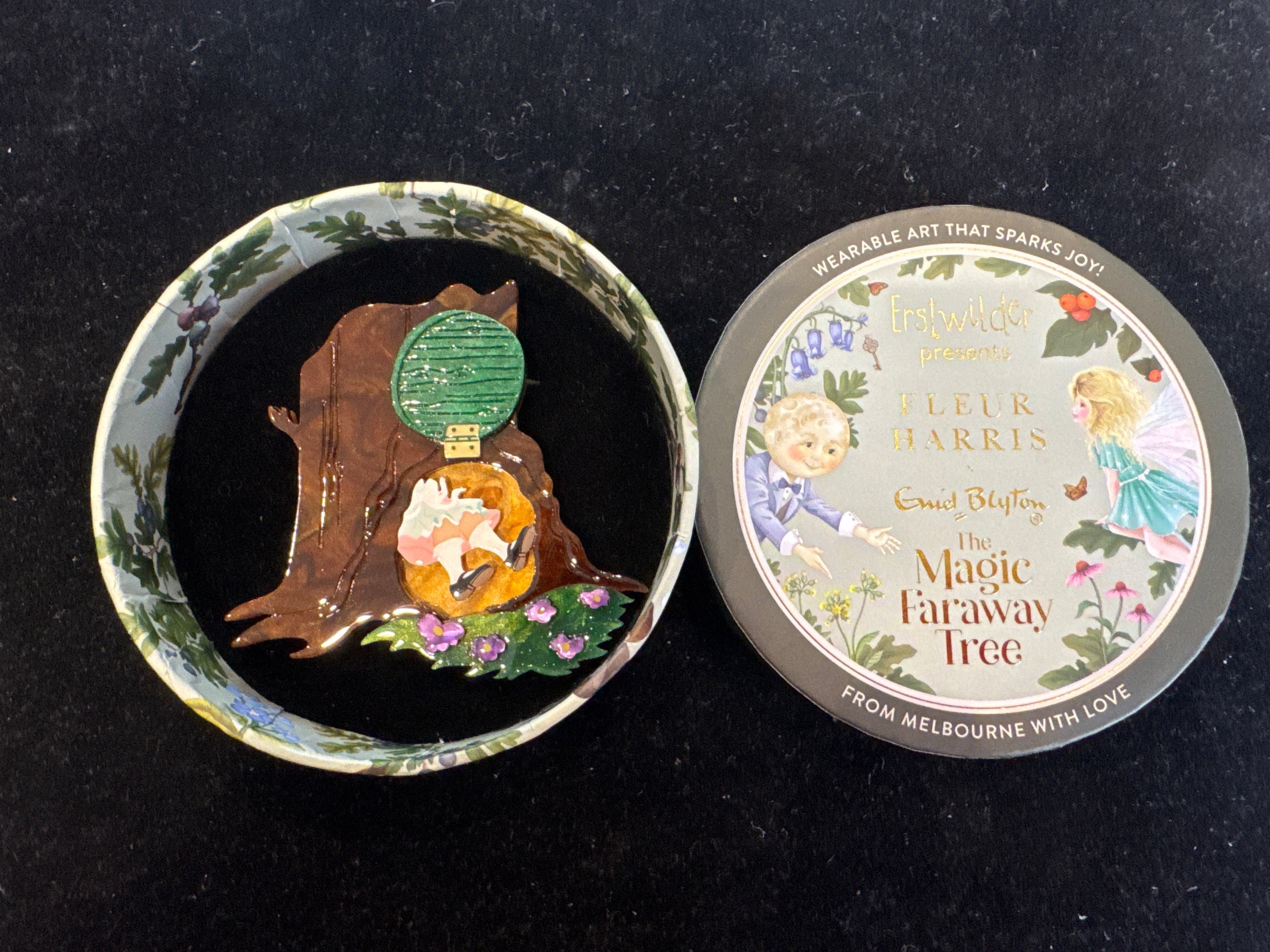 ERSTWILDER FLEUR HARRIS ENID BLYTON THE MAGIC FARAWAY -SLIPPERY SLIP - RESIN BROOCH