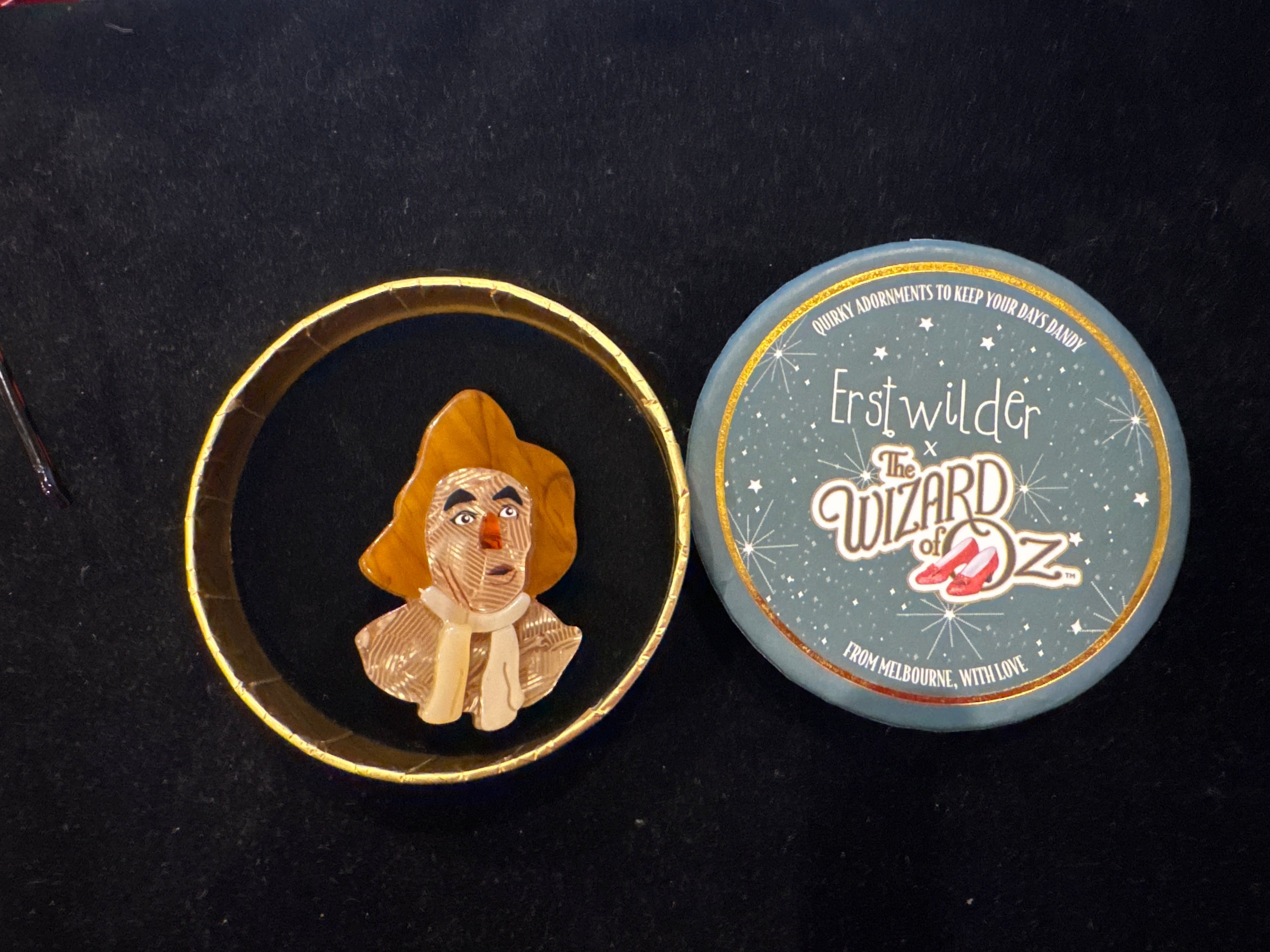 ERSTWILDER  WIZARD OF OZ-SCARCROW- RESIN BROOCH RETIRED