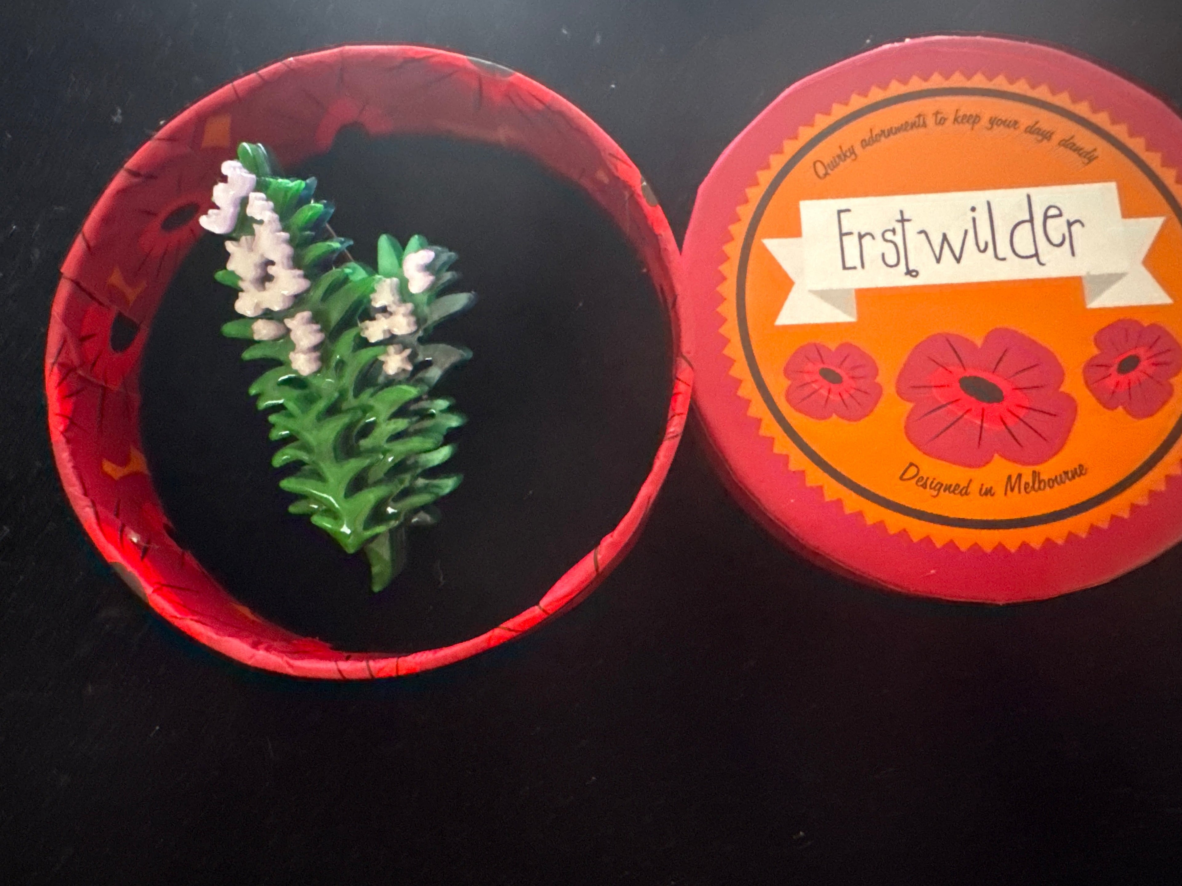 ERSTWILDER REMEMBRANCE -MINIATURE LEST WE FORGET - RESIN BROOCH