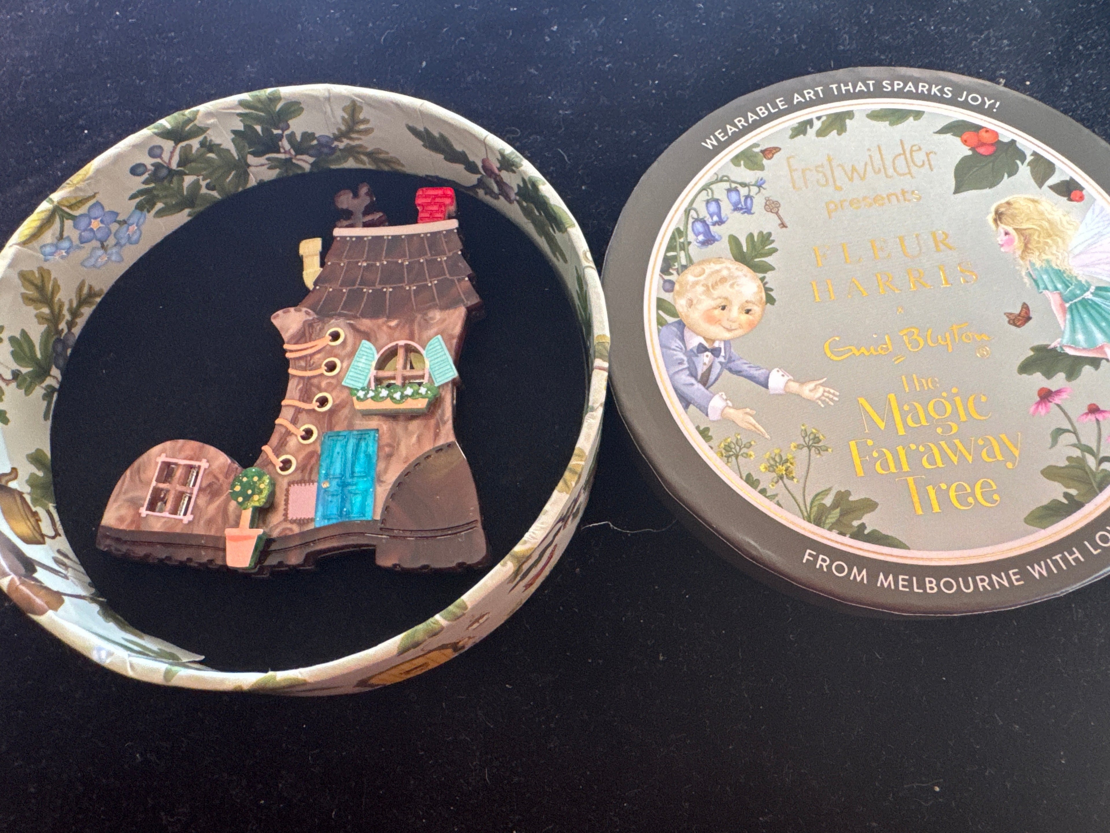 ERSTWILDER FLEUR HARRIS ENID BLYTON THE  MAGIC FARAWAY TREE -SHOE HOUSE- RESIN BROOCH