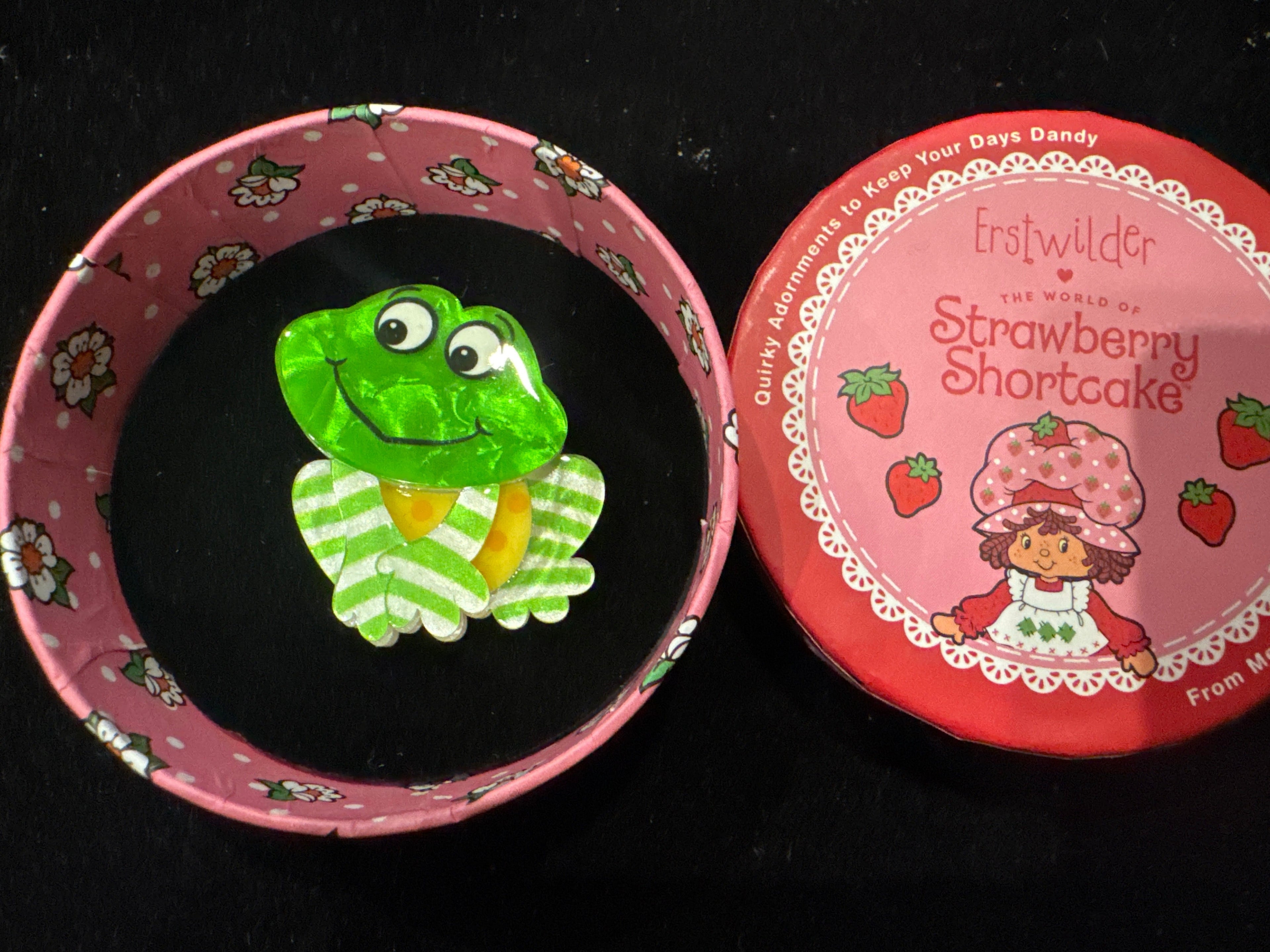 ERSTWILDER STRAWBERRY SHOTRCAKE - FRAPPE -RESIN BROOCH