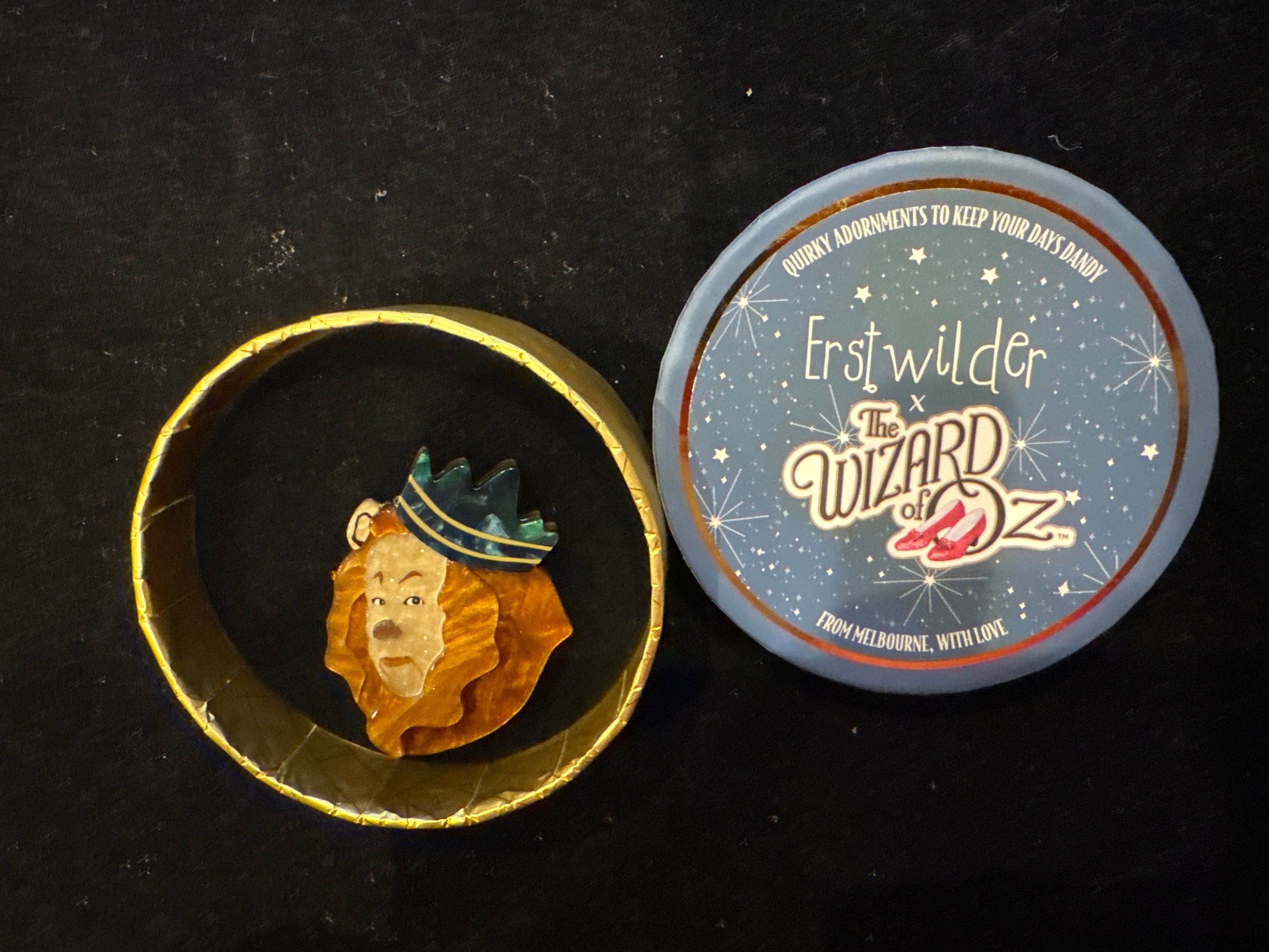ERSTWILDER  WIZARD OF OZ-COWARDLY LION- RESIN BROOCH RETIRED