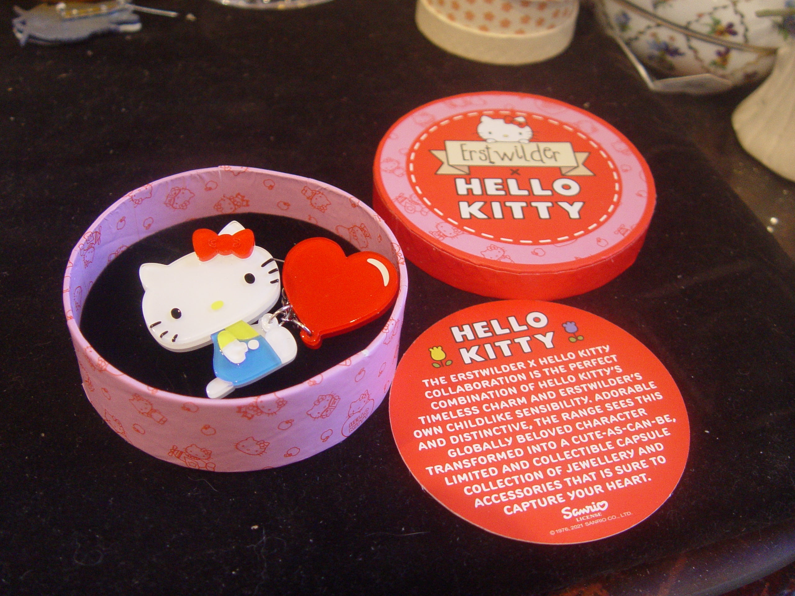 ERSTWILDER HELLO KITTY - BALLOON HEART -  RESIN BROOCH