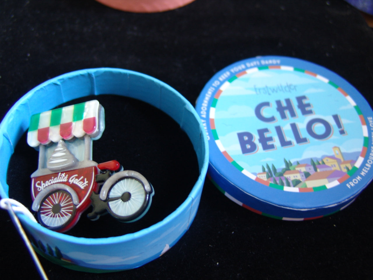 ERSTWILDER CHE BELLO - CARELLO DEI GELATI - RESIN BROOCH