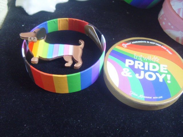 ERSTWILDER PRIDE & JOY- SPIFFY THE SUPPORTIVE DOG- RESIN BROOCH