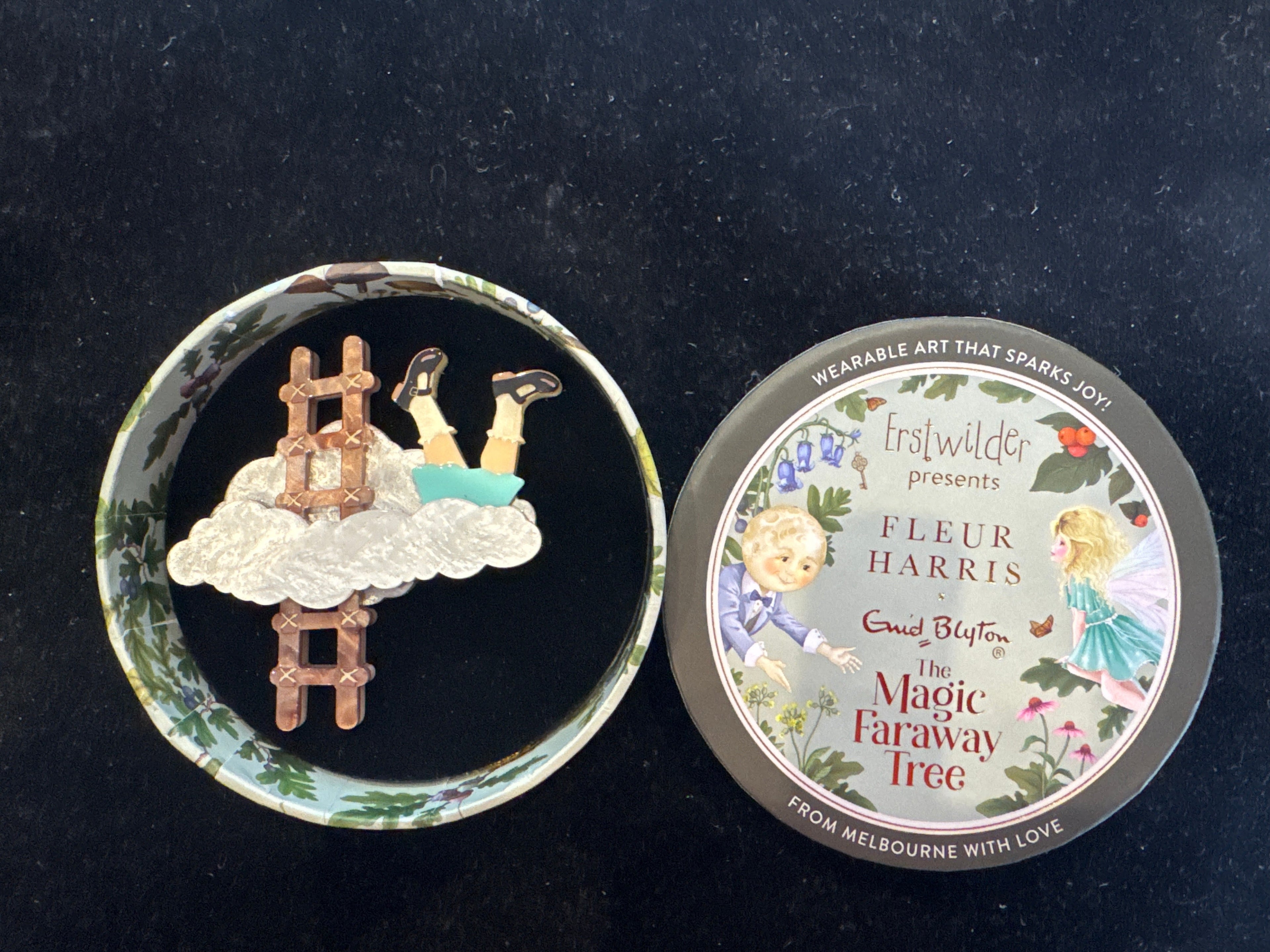 ERSTWILDER FLEUR HARRIS ENID BLYTON THE MAGIC FARAWAY -ON TO THE NEXT LAND! - RESIN BROOCH