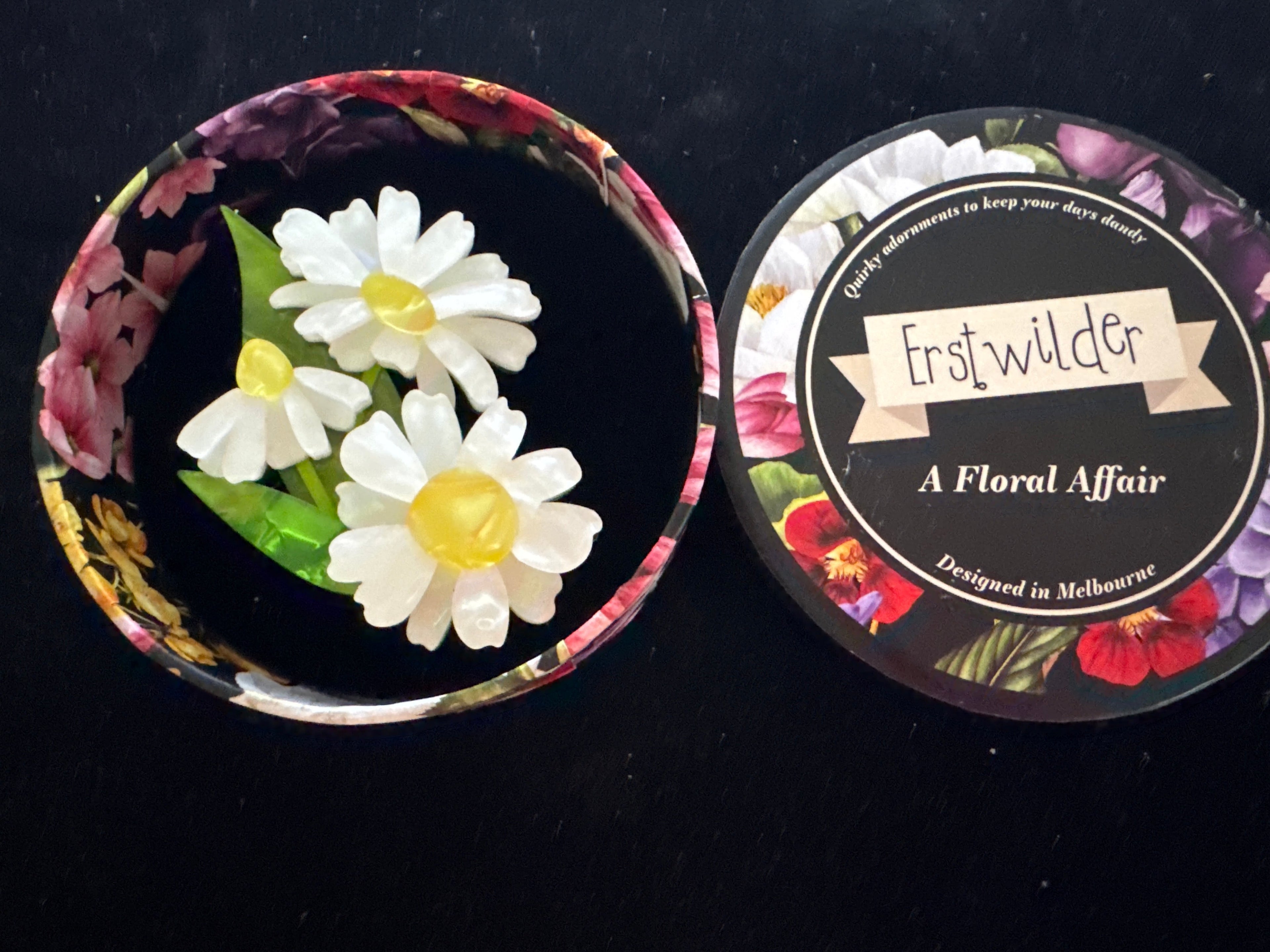 ERSTWILDER A FLORAL AFFAIR -COUNTRY CHAMOMILE - RESIN BROOCH