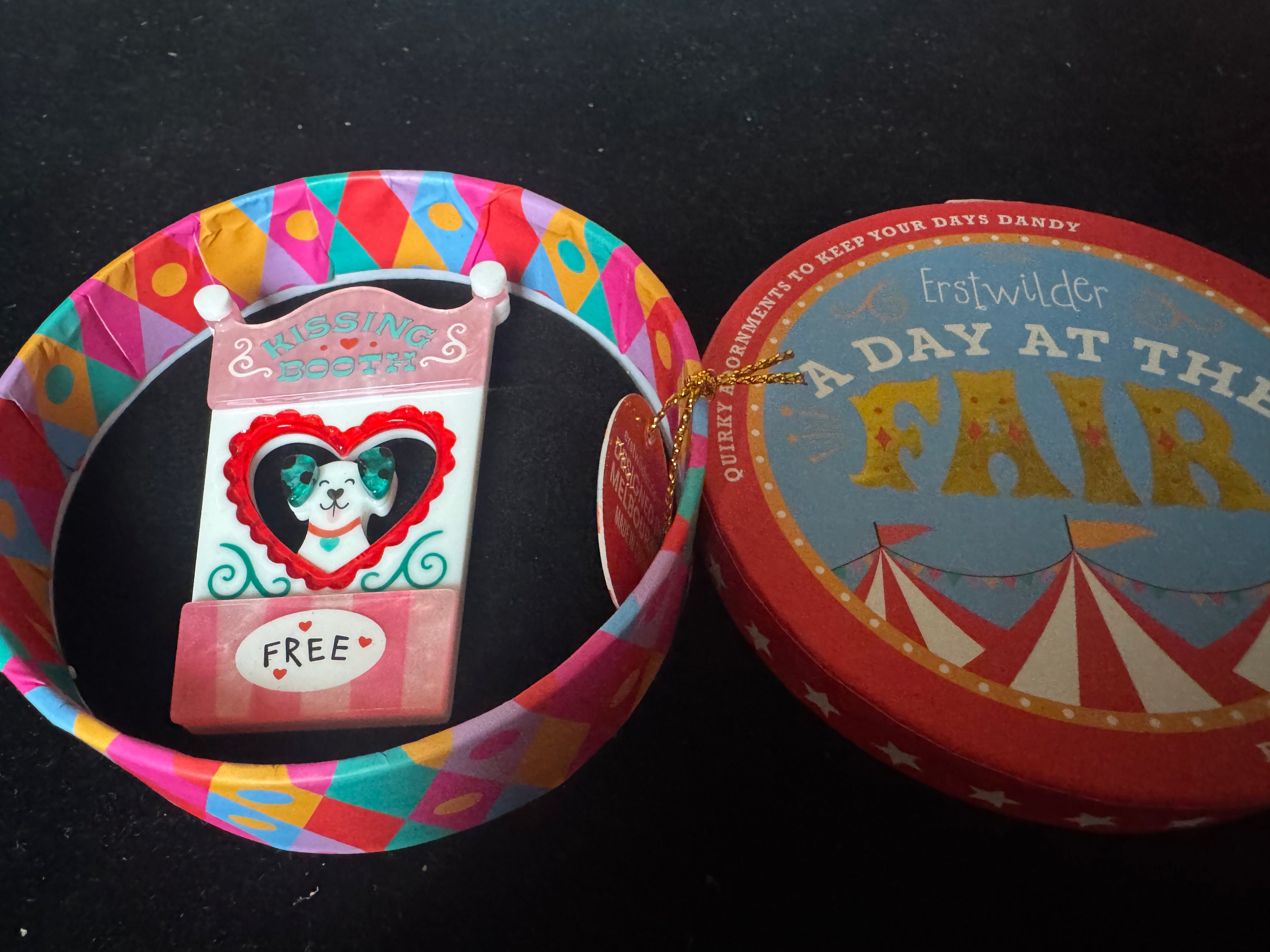 ERSTWILDER A DAY AT THE FAIR FREE KISSES - Resin Brooch