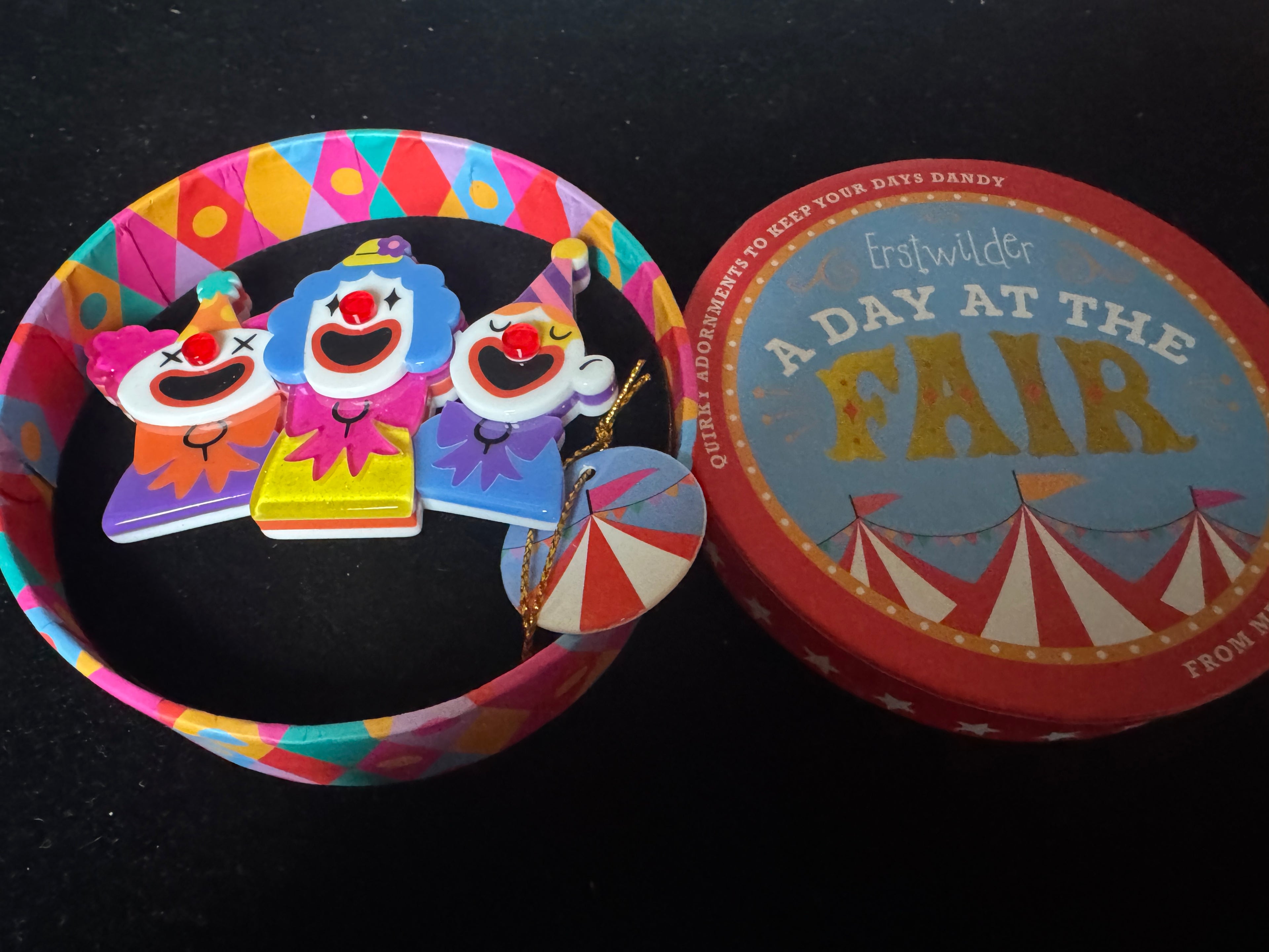 ERSTWILDER A DAY AT THE FAIR LAUGHING CLOWNS - Resin Brooch