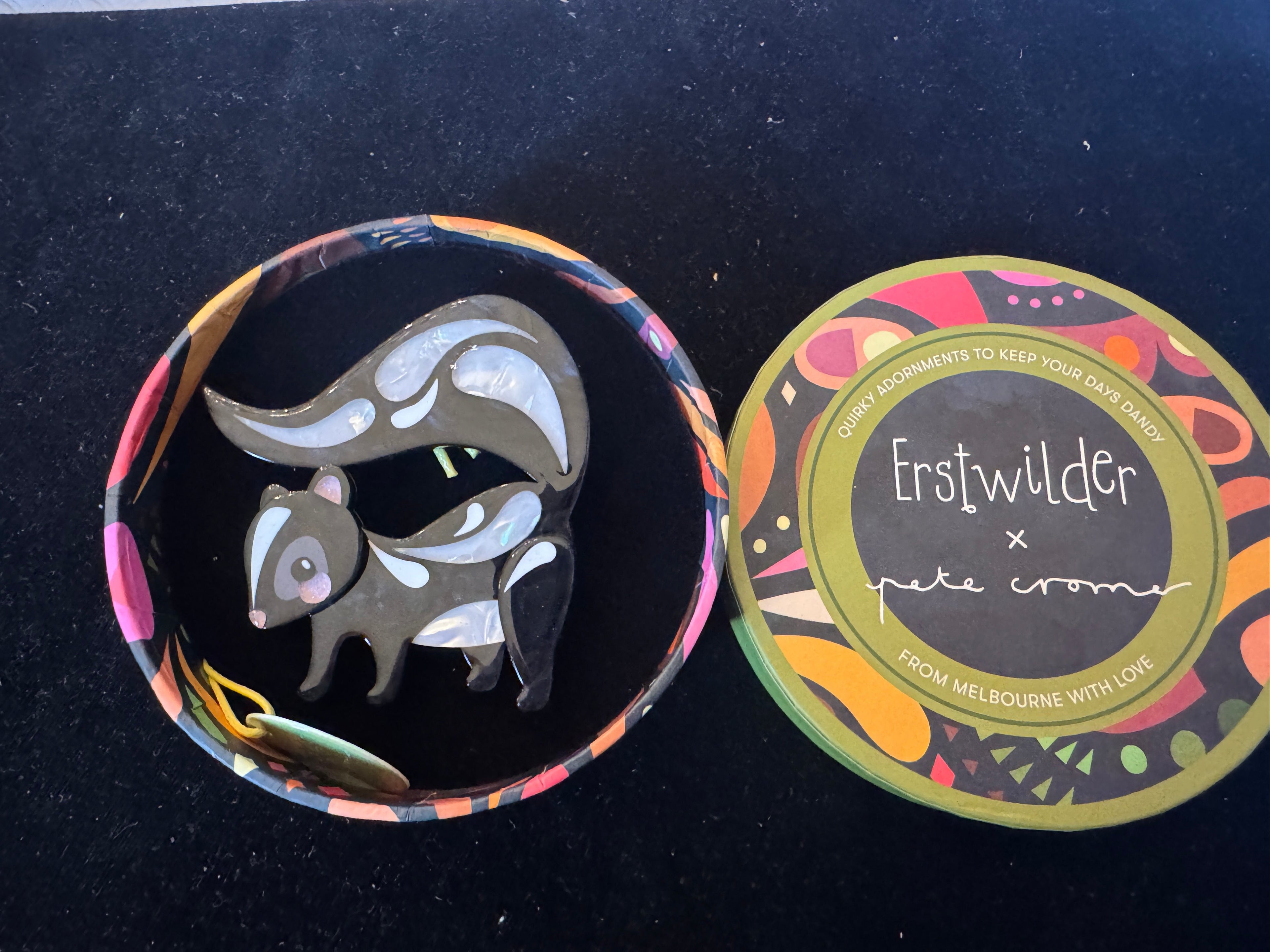 ERSTWILDER PETE CROMER AMERICAN COLLECTION THE SASSY SKUNK - Resin Brooch
