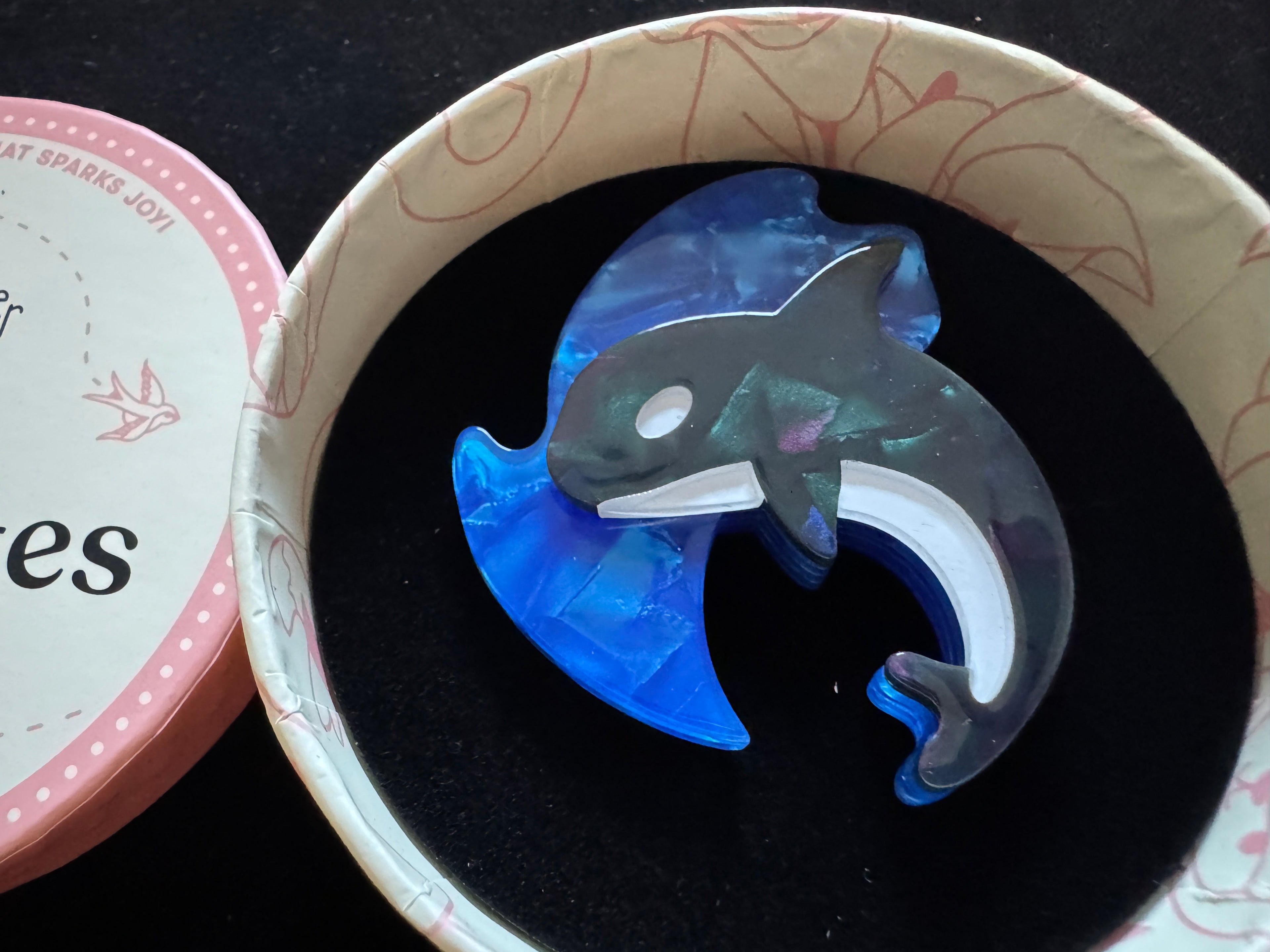 ERSTWILDER FAN FAVOURITES 2026 -OLINDA THE HONORABLE ORCA - RESIN BROOCH
