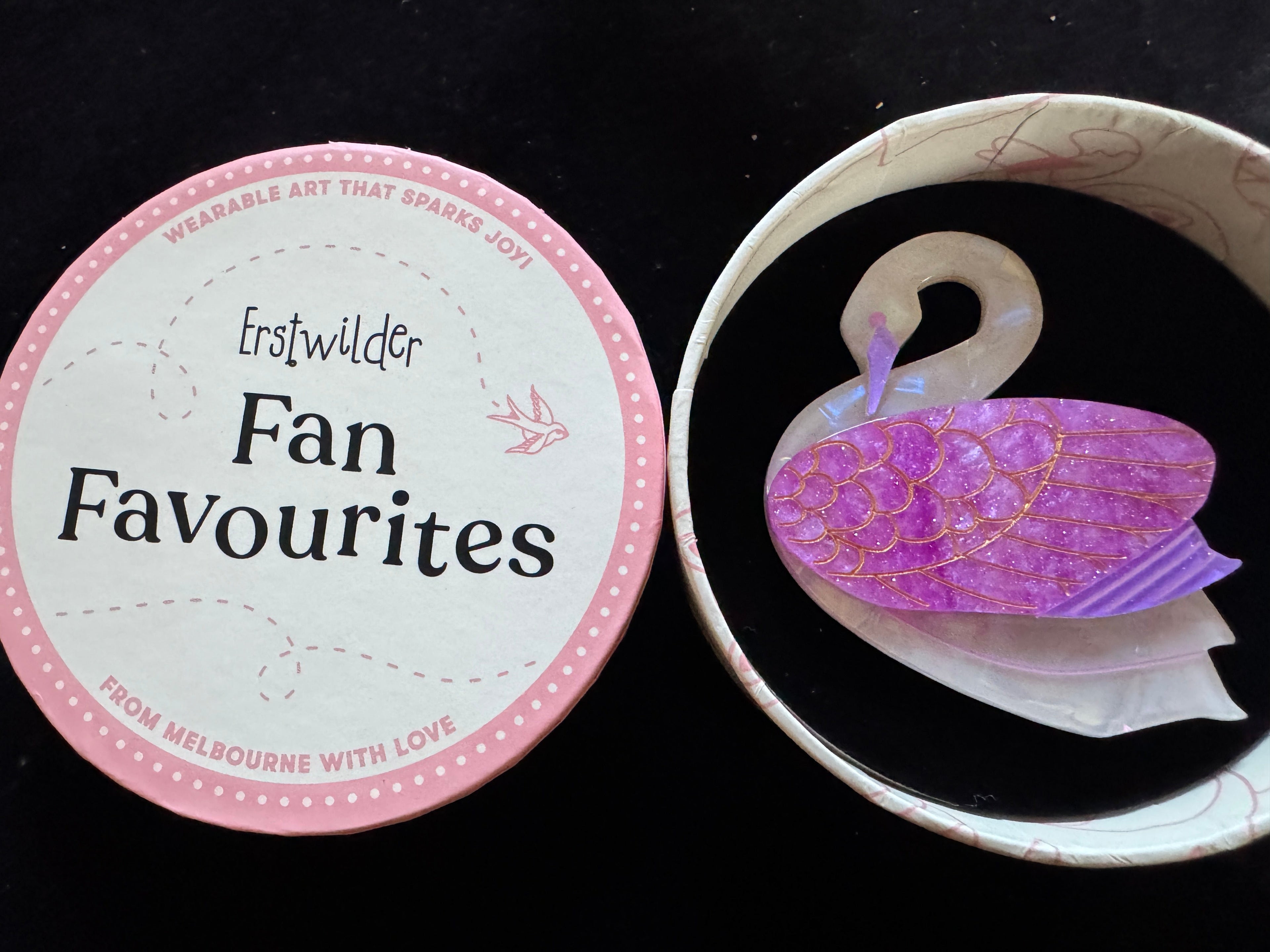 ERSTWILDER FAN FAVOURITES 2026 - SABINE THE SWAN - RESIN BROOCH