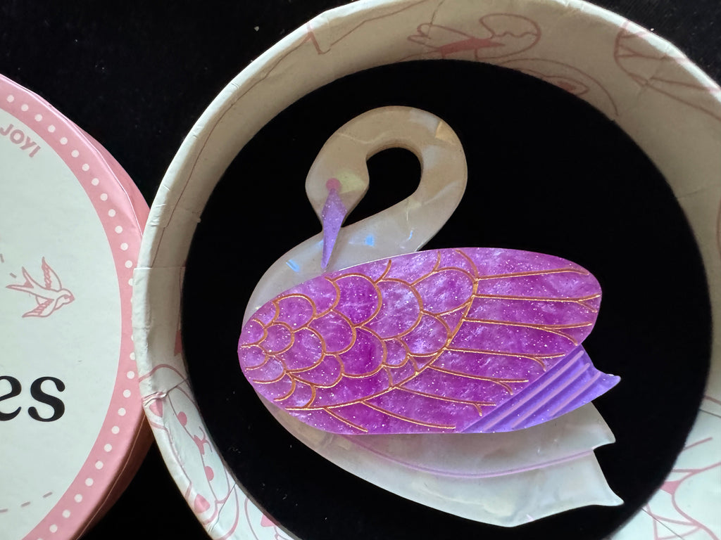 ERSTWILDER FAN FAVOURITES 2026 - SABINE THE SWAN - RESIN BROOCH